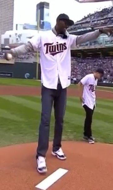 Kevin Garnett throws out first pitch at Twins game